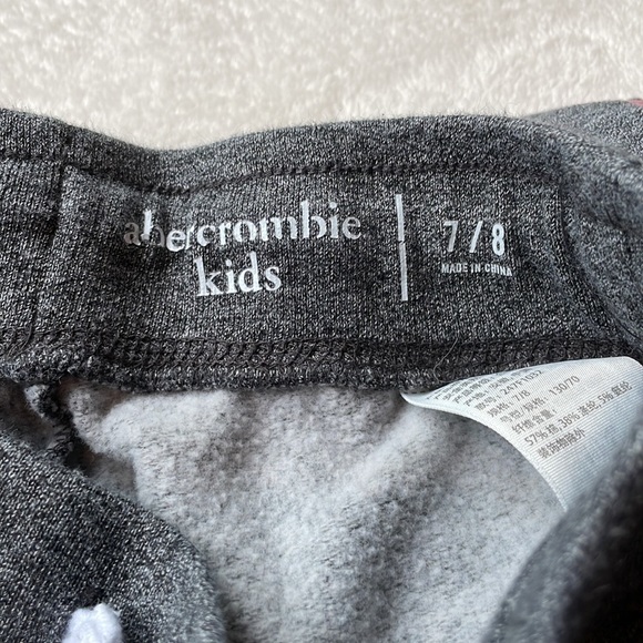 Abercrombie kids gray sweat pants with abercrombie in pink metallic foil - Picture 3 of 3